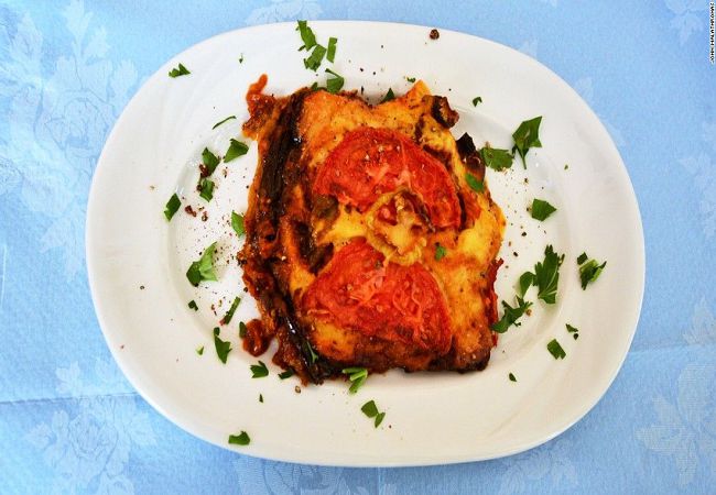 -aploti-eggplants-with-cheese-and-tomato-at-kiofte-takeaway-restaurant-001-super-169.jpg