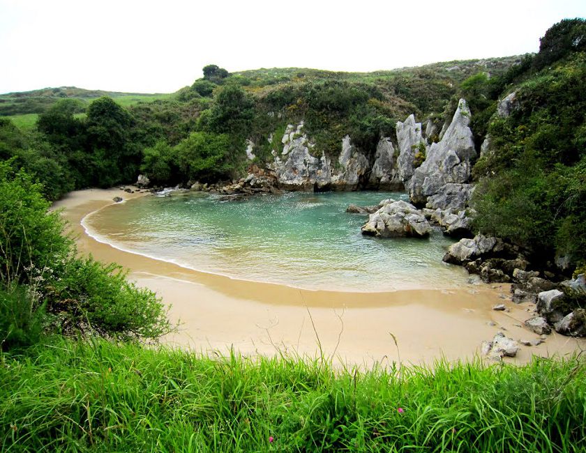 Самый маленький пляж Playa-de-Gulpiyuri-3.jpg