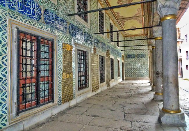 Topkapi-Palace-Garem-Black-Master-Courtyard.jpg