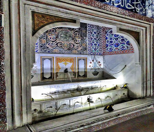 Topkapi-Palace-Harem-Privy-Room-of-Murad-III-fountain.jpg