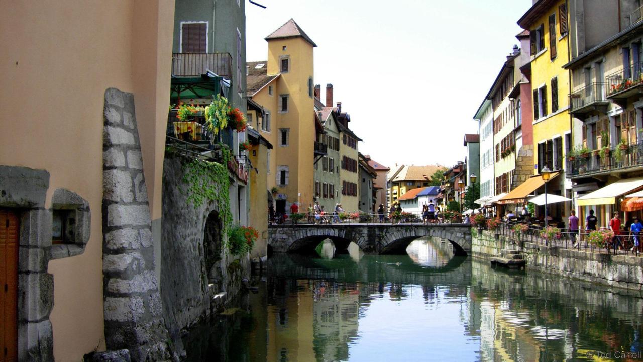 Самые красивые города на реках. Город на воде полосками. Annecy 2023 фото. Annecy World. Вентедж.